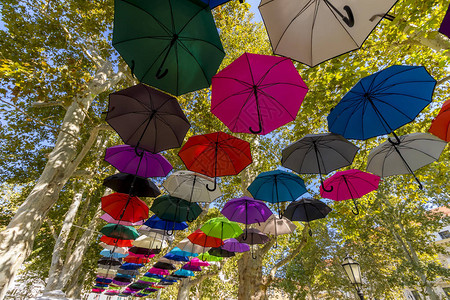 天空中五颜六色的雨伞图片