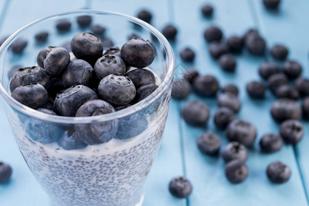 新鲜采摘的蓝莓配奇亚籽牛奶酸图片
