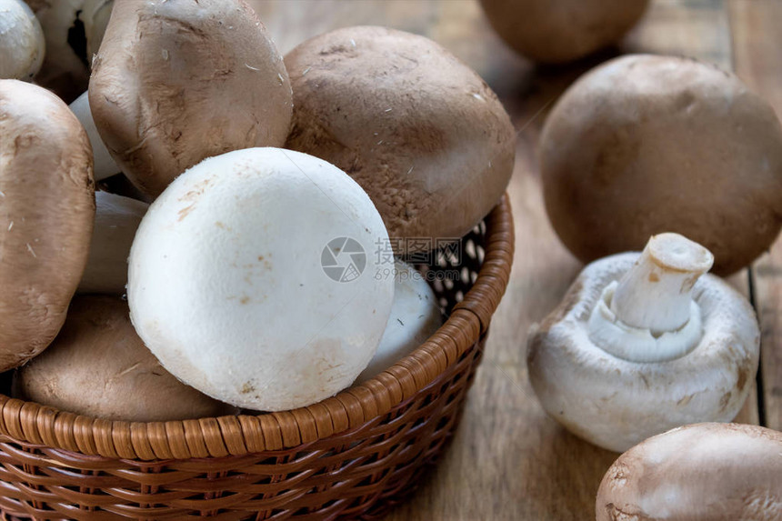 柳条篮和木桌上的香菇蘑菇图片