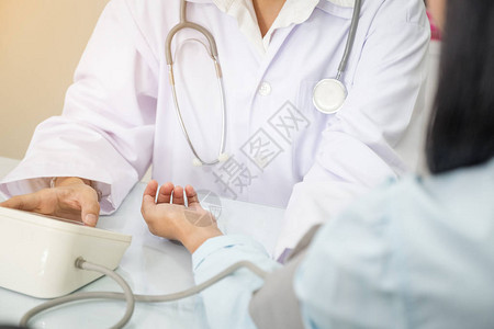 护士为临终关怀病人测量血压图片