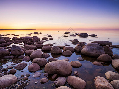 黄昏时分拉多加湖岸边的水中的石头图片