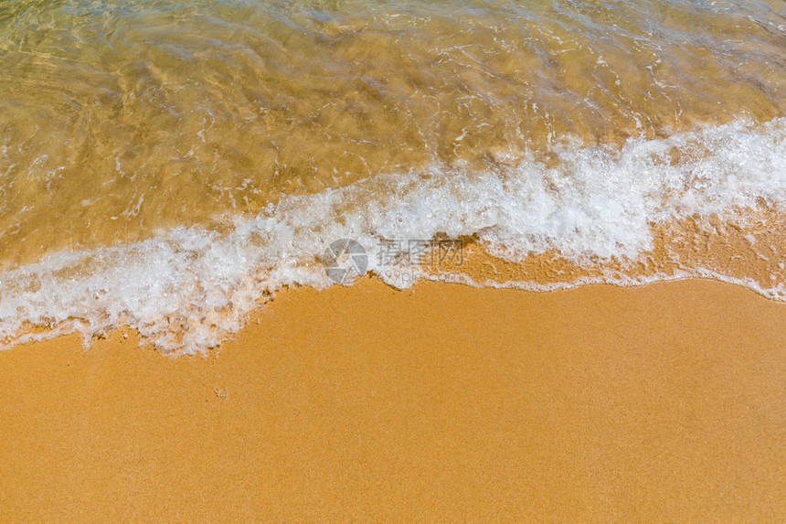 热带沙滩上的蓝色海洋软浪图片