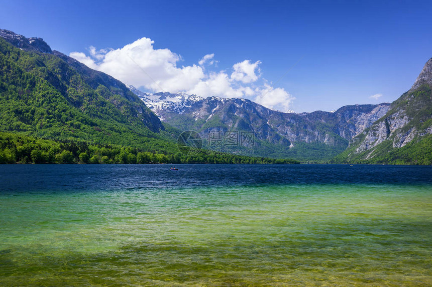 欧洲的Bohinj湖上色彩缤纷的夏天斯洛文尼亚朱利安阿尔卑斯山图片