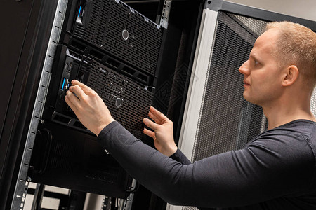 自信的男信息技术专业在SAN大型数据中心安装服务机大图片