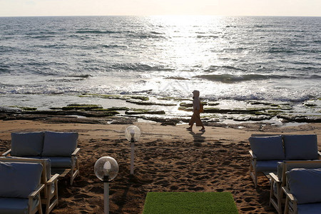 在以色列北部地中海沿岸休息的人背景图片