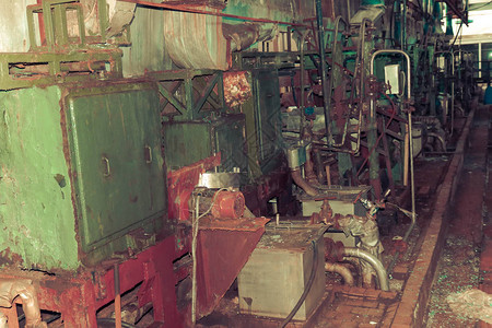 废弃工业废旧化学石化工程炼油厂的老生锈封闭剥皮店图片