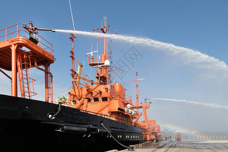 消防船正在港口测试消防设备图片