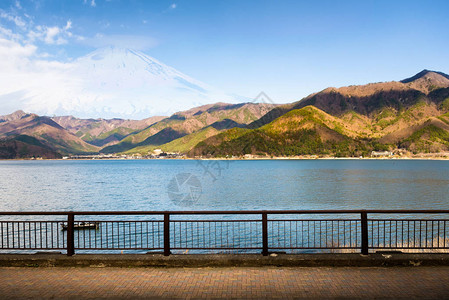 湖边和背面的哈科尼山景象是日本圆云图片
