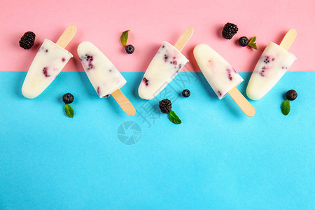 彩色背景上的美味浆果冰淇淋背景图片