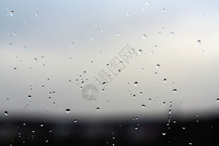 雨滴在背景模糊的窗户上设计的季图片