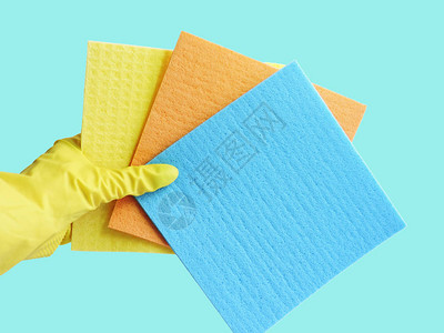 房子清洁女手拿着黄色手套用五彩的抹布清洁窗户手戴黄色手套图片