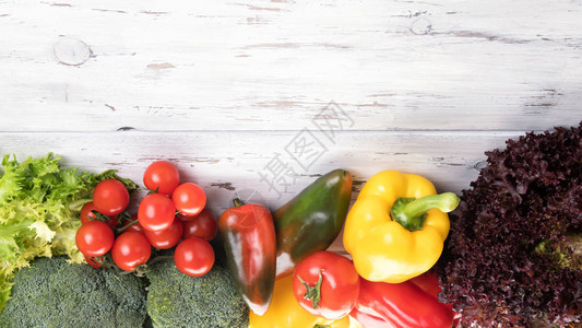 有机食品背景新鲜蔬菜旧浅木破旧背景健康食品和清洁饮食理念图片