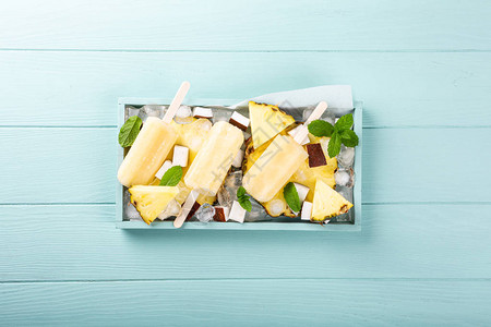 美味的自制菠萝椰子冰棒图片