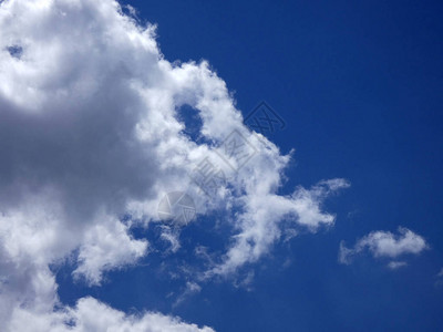 蓝天上的云形背景图片