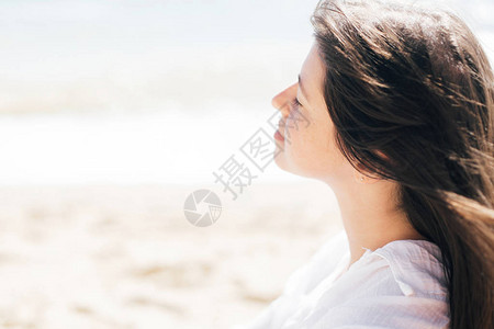 时尚的时髦女孩在海滩上放松暑假快乐的波西米亚女人享受时间和微笑在风海的肖像文本的空间图片