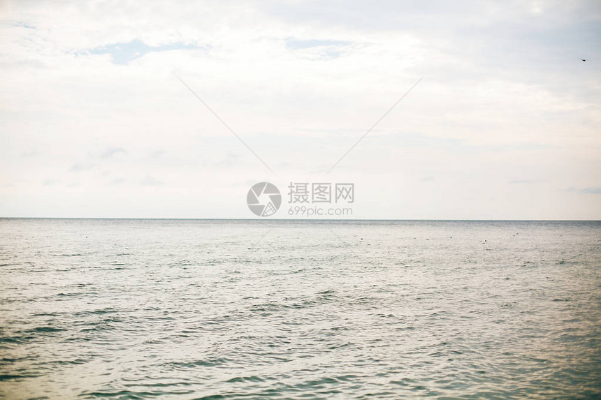 美丽平静的海面和天空与热带岛屿上的云海洋湾或泻湖中的海浪宁静的平静时刻暑图片