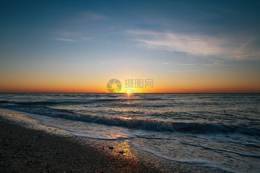 美丽的升起和海浪泡沫特写在沙滩与贝壳热带岛屿夕阳下的海浪宁静的平静时刻暑图片