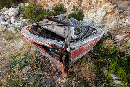被遗弃的木船任由腐烂图片