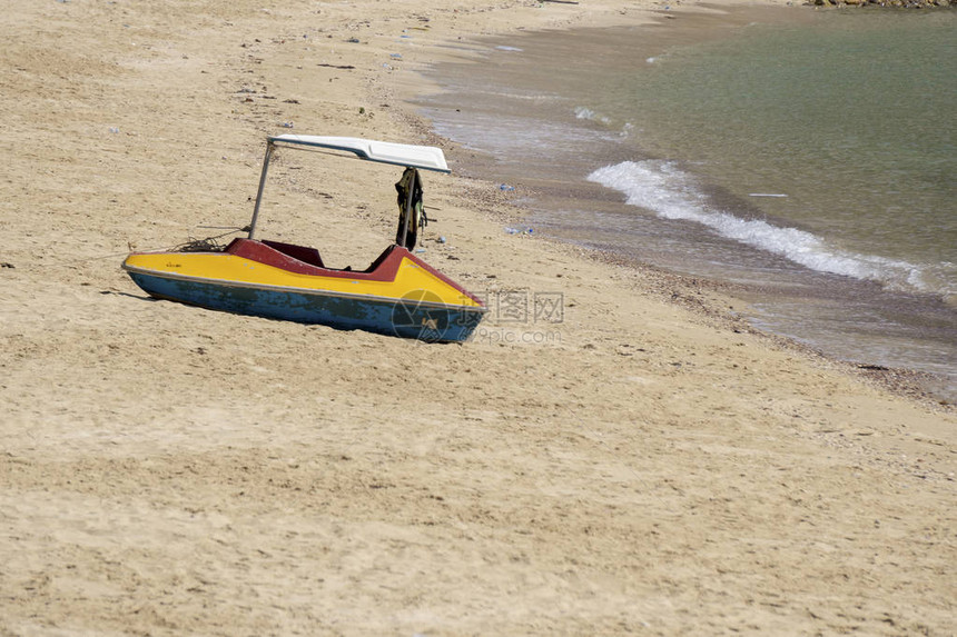 沙滩上的小船海滩上的小船因为海水减少了春蓬府塞图片