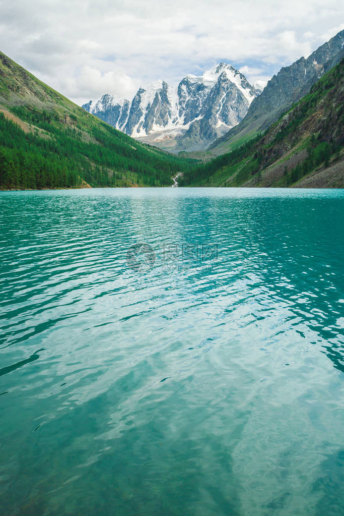 在高地的山湖中闪耀水奇妙的巨型雪山小溪从冰川流出山脊上白雪皑雄伟的阿尔泰自然令人惊图片