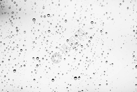 有雨滴的肮脏的窗玻璃带雨滴的大气单色浅背景水滴和污渍关闭具有复制空间的宏中的详细透明纹背景图片