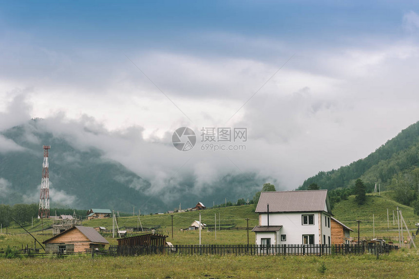 雄伟自然的复古雾景山间不透明的雾霾绿图片