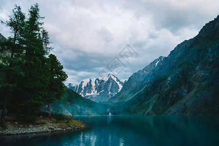 美妙的高山湖泊图片