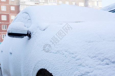 白色汽车上面覆满雪高清图片