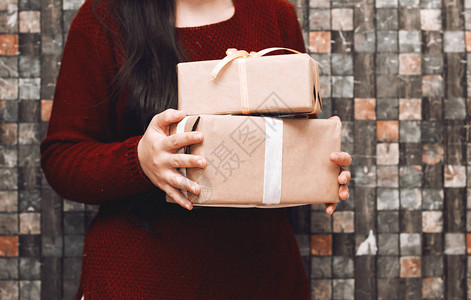 拿着礼物的特写女人图片