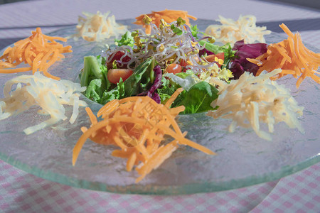 新鲜沙拉配豆芽和蔬菜丝图片
