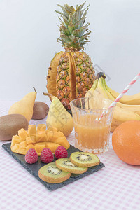 对健康的生水果进行分类图片