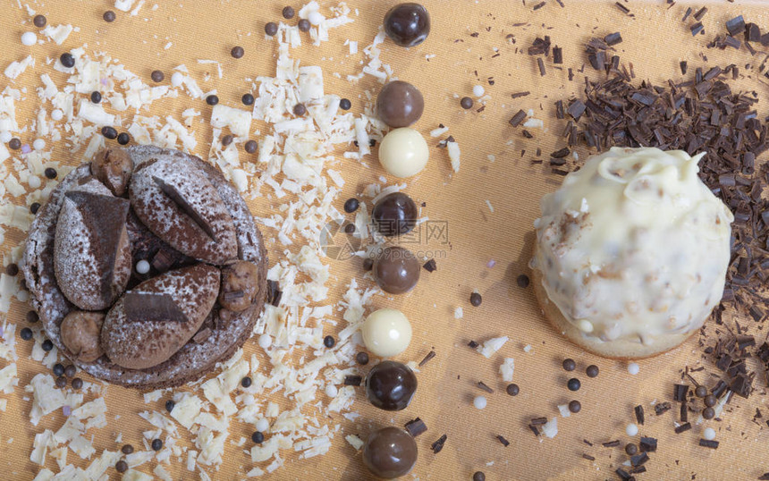 比利时巧克力蛋糕烤面包奶油和脆饼图片