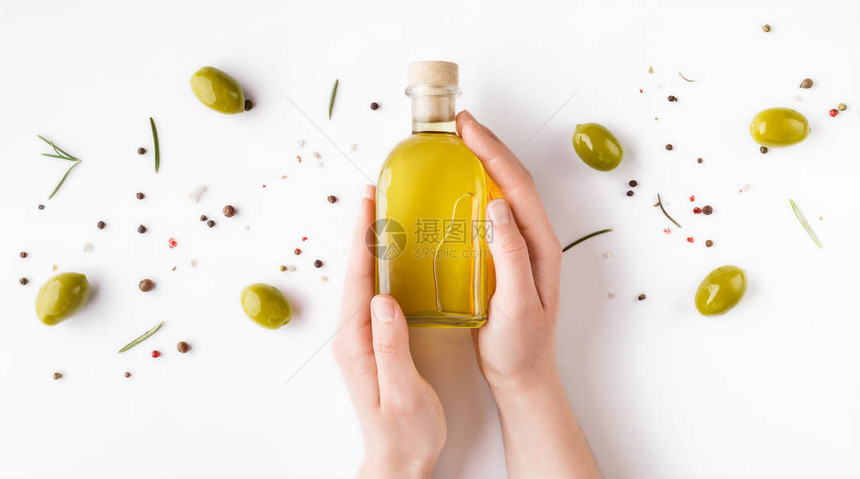 瓶装橄榄油在妇女手中图片