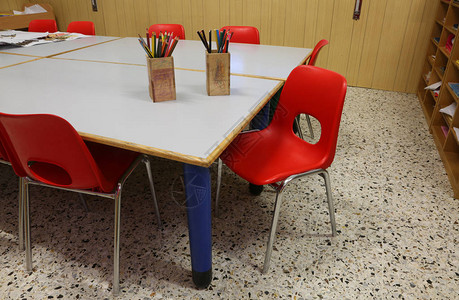 幼儿园无子女班表上方的红椅子和红铅笔图片