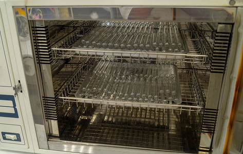 干热柜中的灭菌试管图片