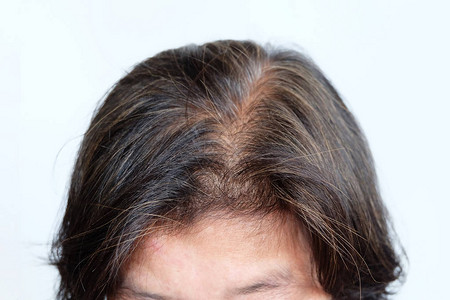 白种背景的老年亚洲妇女灰色头发图片