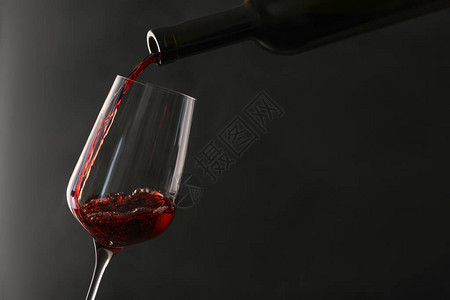 将红葡萄酒从瓶装涂到深底图片