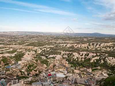 从土耳其小镇Uchisar城堡旁的火鸡城横跨卡图片