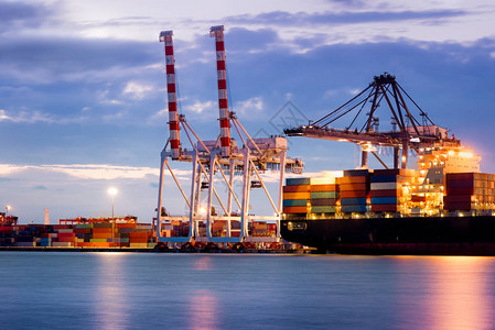 工业集装箱货运和集装箱在贸易港图片