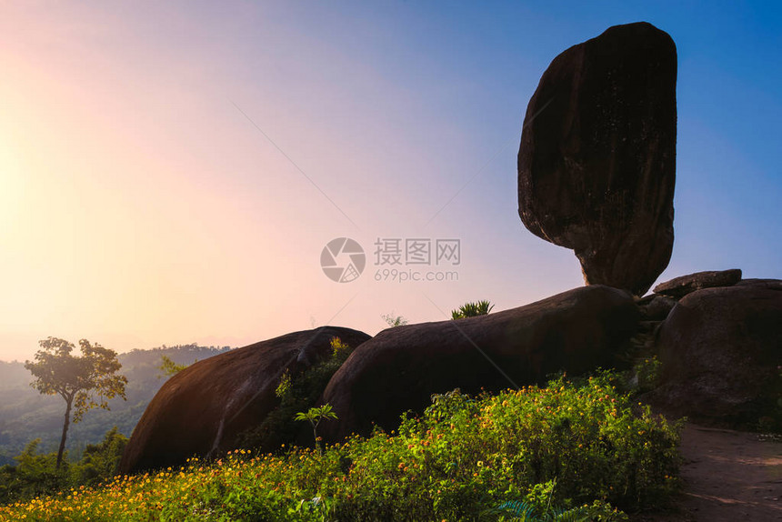 工业集装箱货运和集装箱在贸易港图片