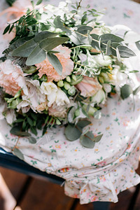 在婚礼活动花束上与鲜花安排盛装图片