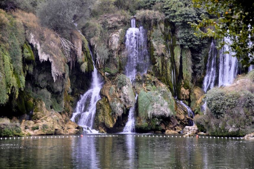 波斯尼亚和黑塞哥维那美丽的克拉维察瀑布游客泳和野餐图片