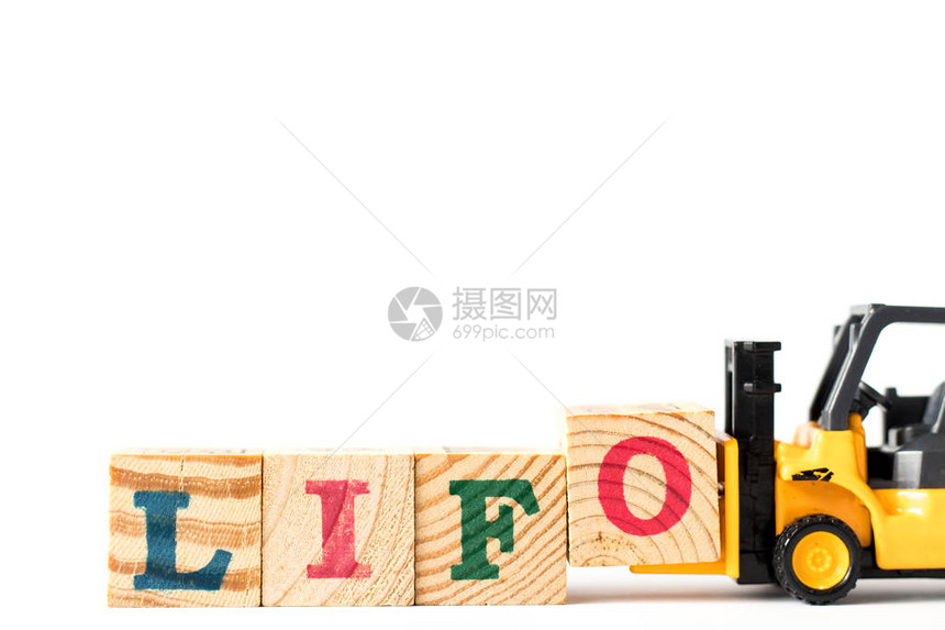 玩具叉车持有字母块o以在白色背景上完成单词LIFO图片