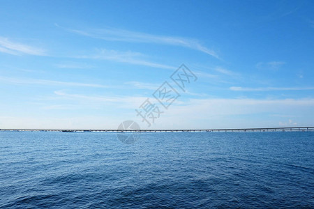 泰国的桥深水港白天的海景图片