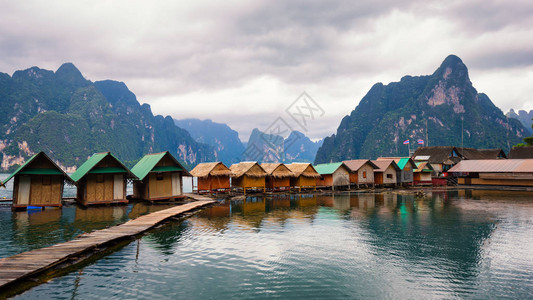 湖河上船屋的美丽风景与美丽的水反射图片