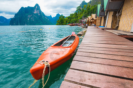 红独木舟漂浮在亚西娅湖上家居在岛屿之间图片