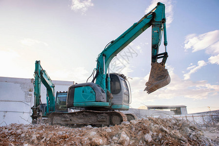 重型设备挖掘机拆除机在施工现场建筑工地的危险和安图片