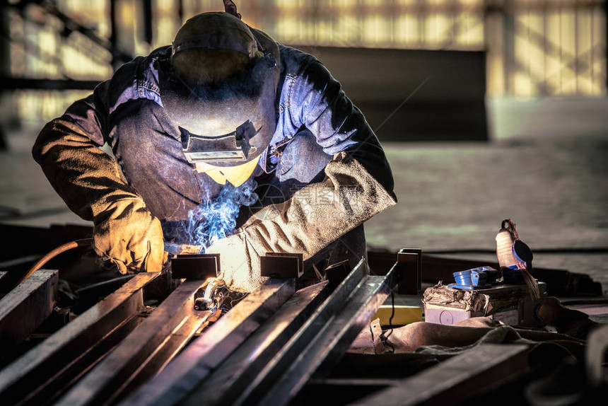 钢焊接或焊工业在工厂钢焊接吸入烟雾会对图片
