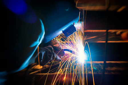 钢的焊接工作焊工业在工厂钢焊接吸入烟雾会对图片