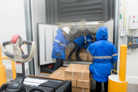 监考员在冷冻仓库的装载货物中运输货物储存现成食品或即食品进出口背景